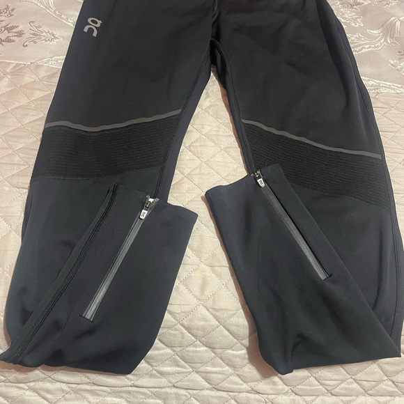 On Running Black Leggings - Picture 7 of 10